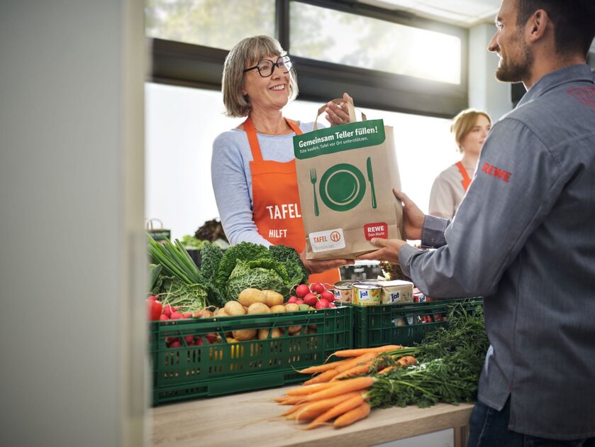 "Gemeinsam Teller füllen" deckt Tafeln ein REWE Presse
